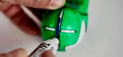 プラスチック製ステンシルでガタついたラインを描いたボール